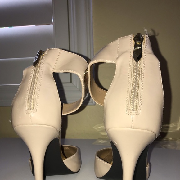 Fergie Palace ankle strap pump in “portrait” - Picture 7 of 8